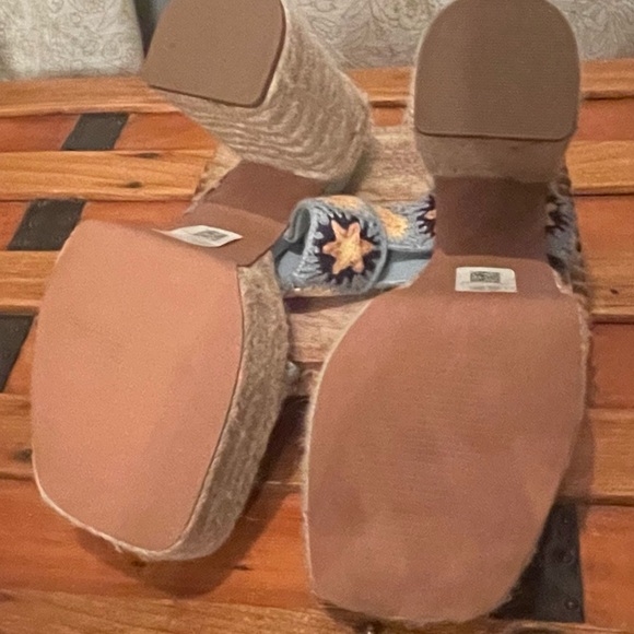 ASOS Platform Sandals Colorful Floral - Picture 6 of 8